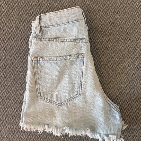 Dynamite | Light Wash Distressed High-Waisted Denim Shorts – Size 25 - Picture 5 of 6